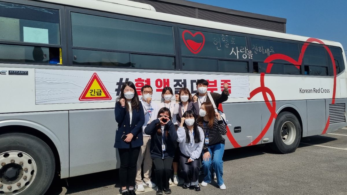 헌혈 버스 앞 단체사진